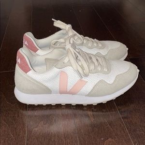 VEJA runners - white with pink